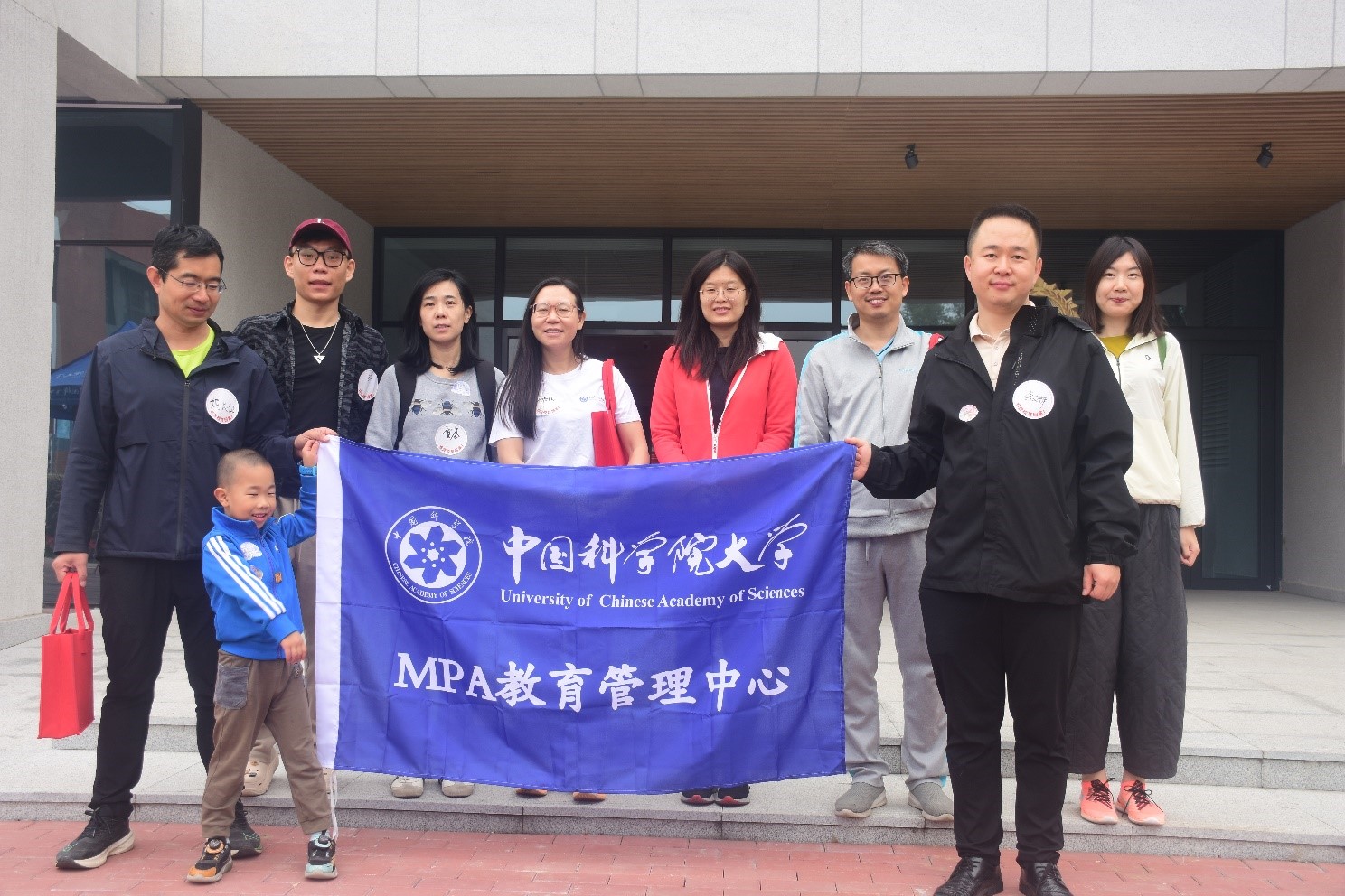 2.公管学院MPA校友在纪念展前合影(摄影 潘俊伟).jpg