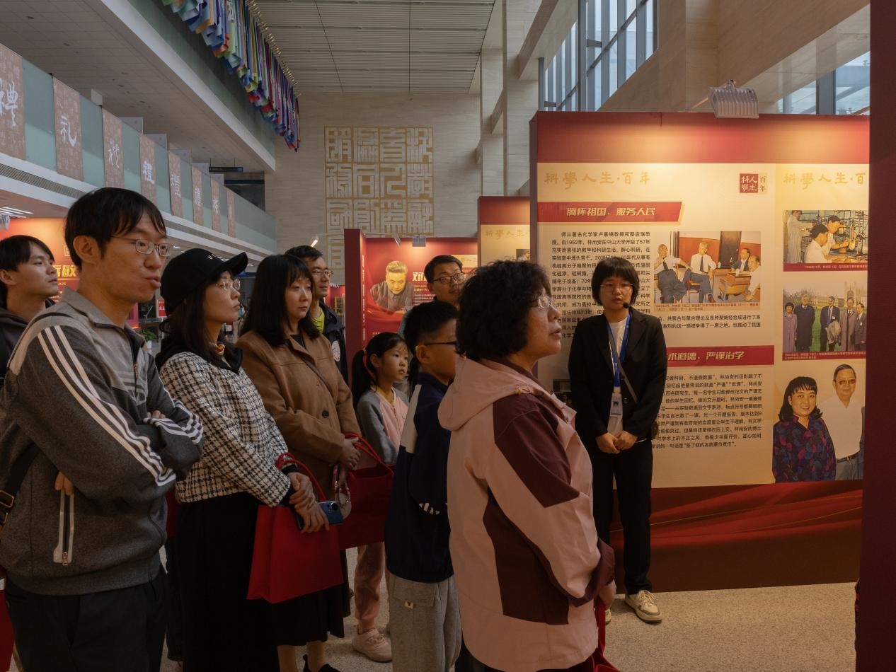 4.校友们倾听科学家前辈无私奉献的故事(摄影 詹明篙).jpg