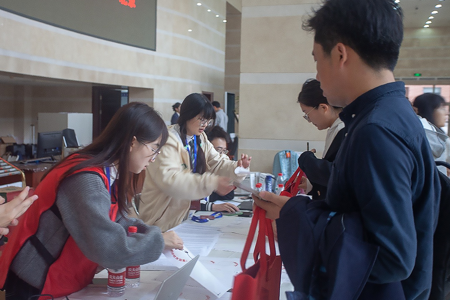 1.校友签到领取名牌贴纸(摄影 冉浩然).jpg