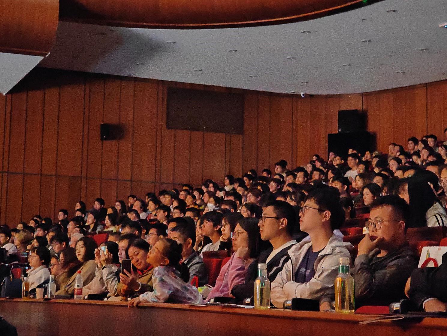 10.校友、在校师生共同观看演出(摄影 潘俊伟).jpg