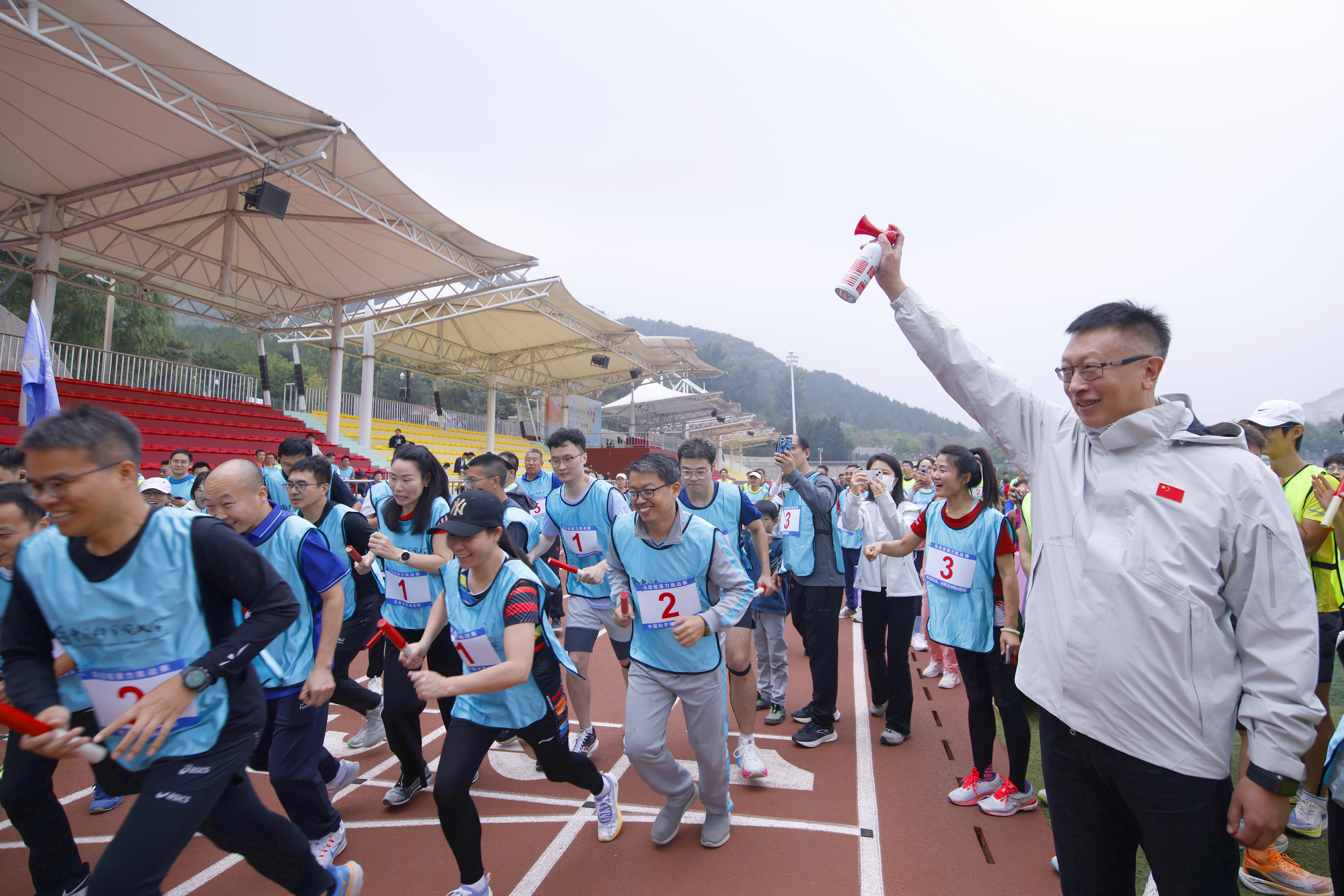 6.国科大党委书记、校长周琪发起跑令(摄影 张京科).jpg
