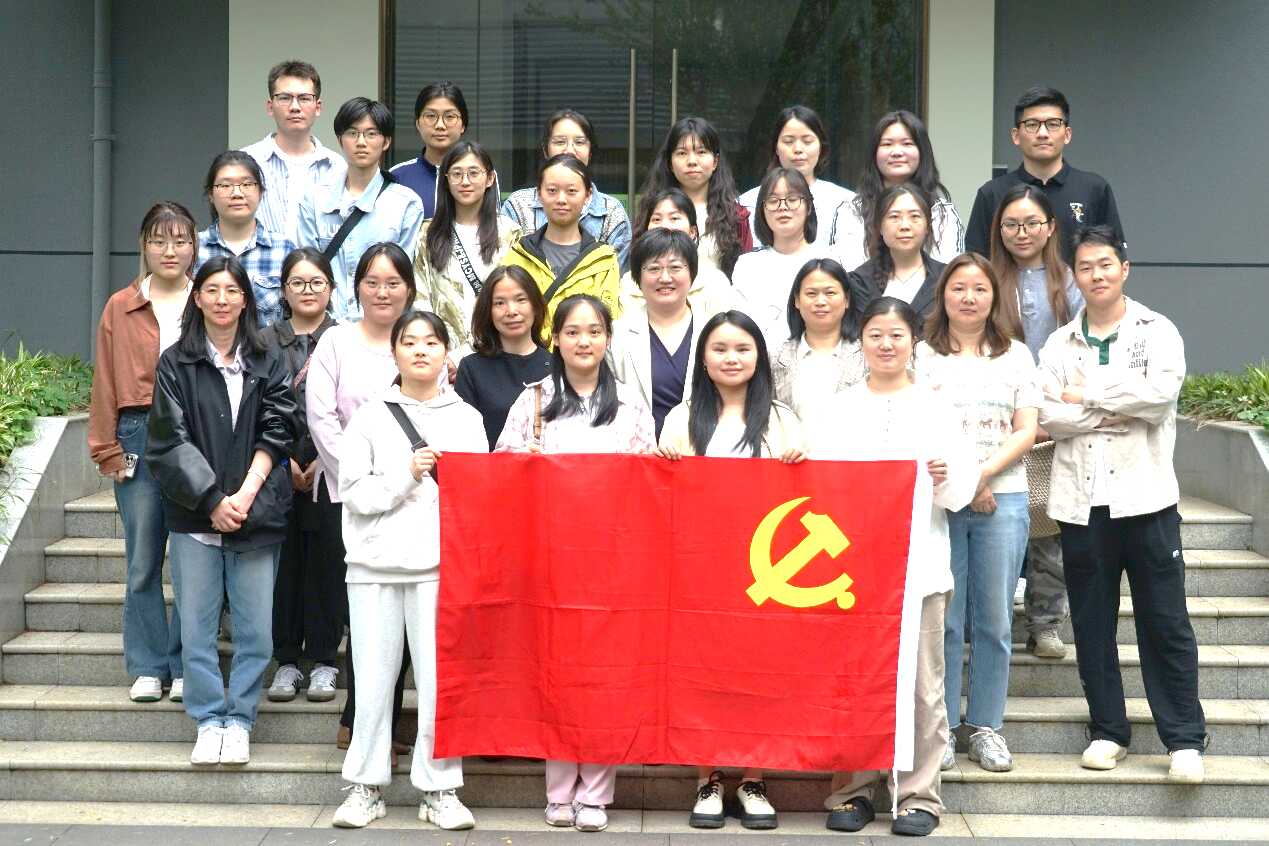 参会人员合影.png