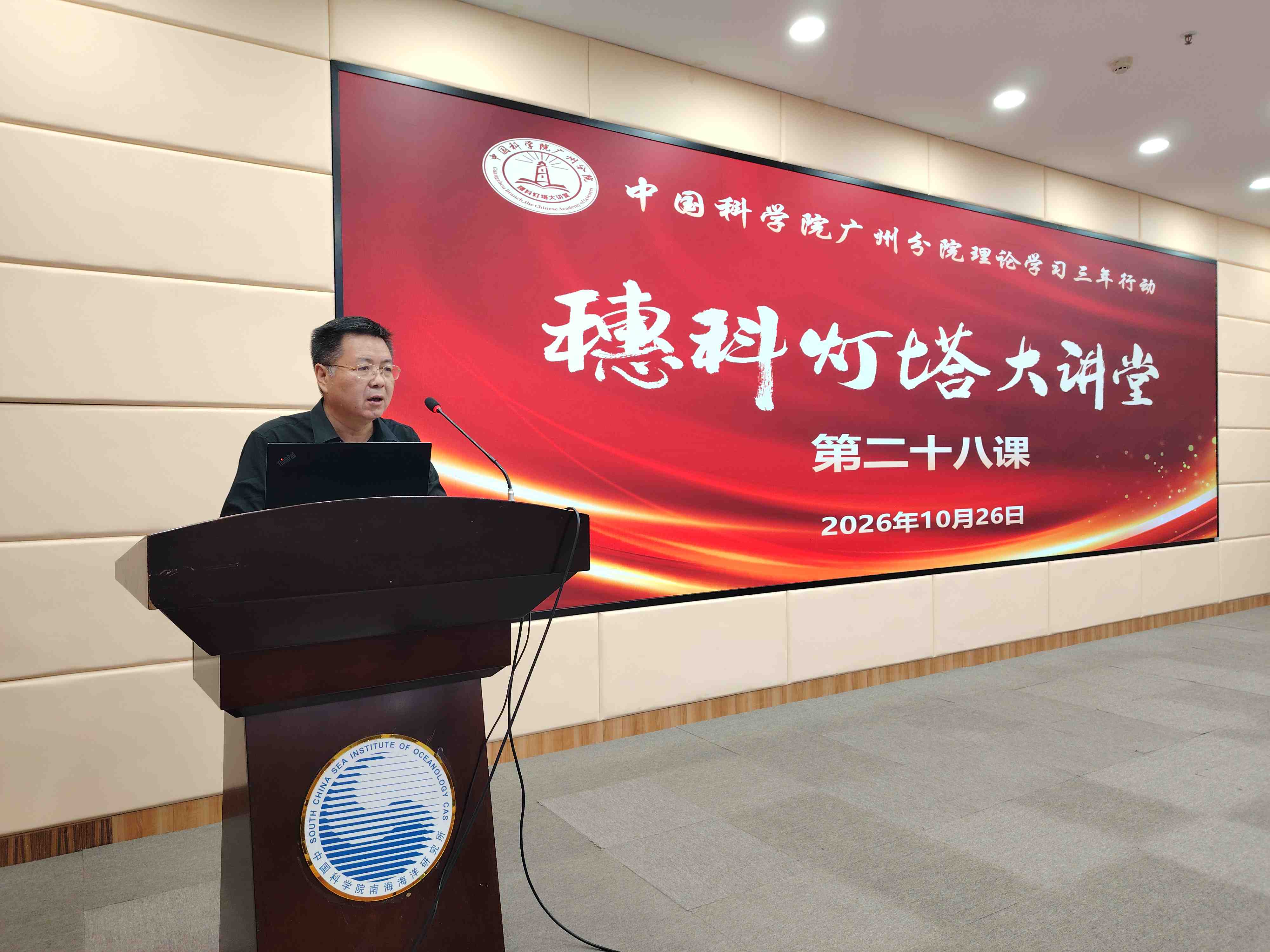 图4 彭万峰主持活动.jpg