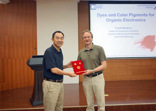 化学所毛兰群副所长向Frank Würthner教授颁发“分子科学前沿讲座教授”荣誉证书
