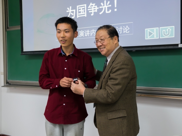 王宁寰先生向同学赠送纪念品