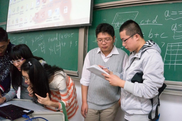 讲座结束，师生交流