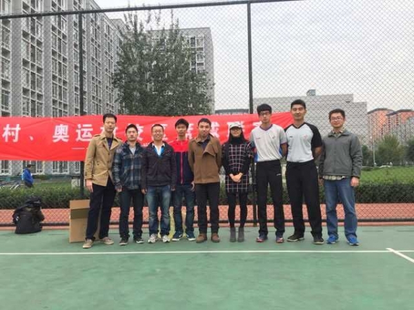 辛苦工作的小伙伴和高大帅气的裁判