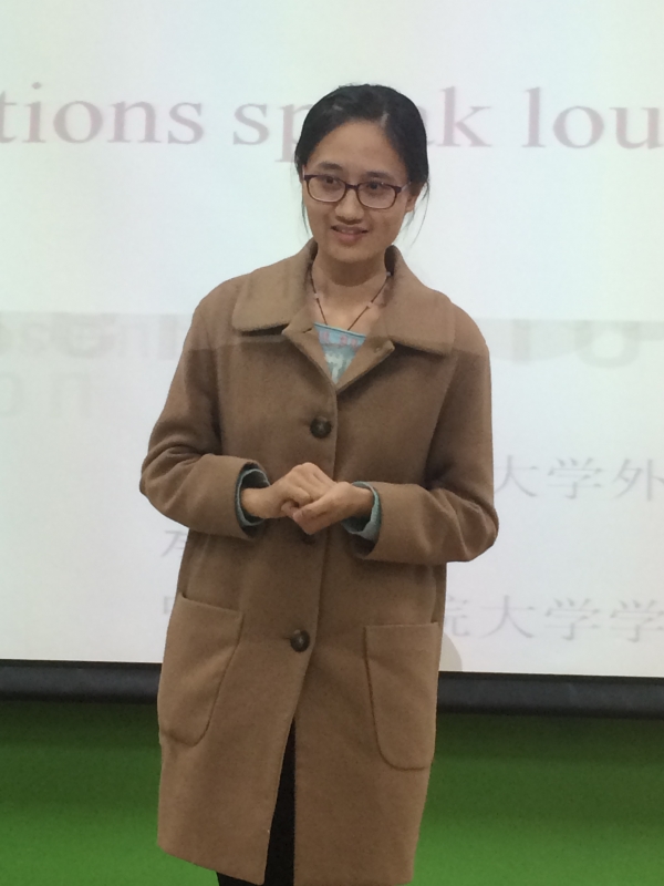 四位评委老师正在听选手演讲