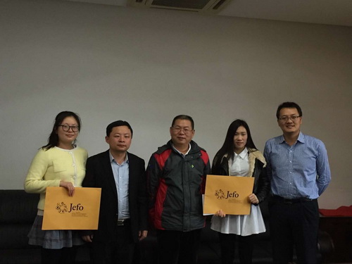 颁发Jefo营养研究生奖学金