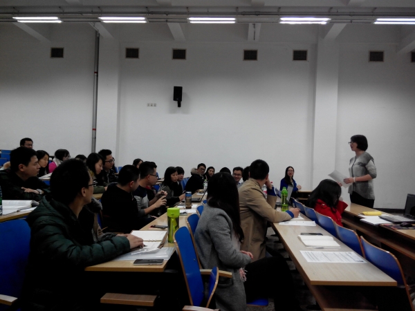 同学们在用心地听取李老师的指导