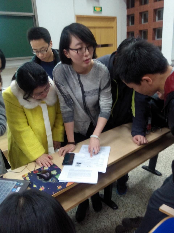 讲座结束后，李老师在给同学耐心地修改简历