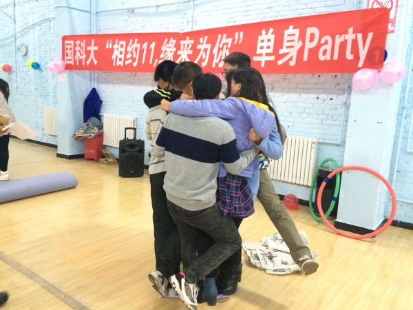 小组在进行“团体体操”游戏
