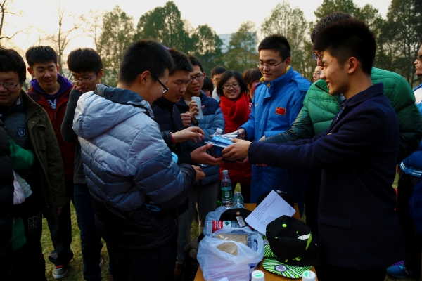 为第三名四队颁发奖品
