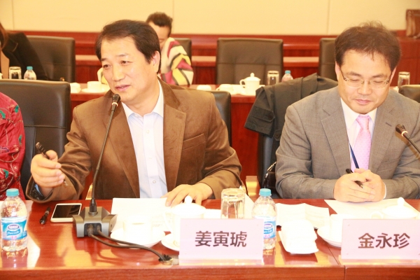 韩国振兴公社教育总裁姜寅琥介绍韩方参会人员