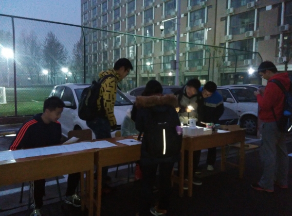 工作人员忙到天黑