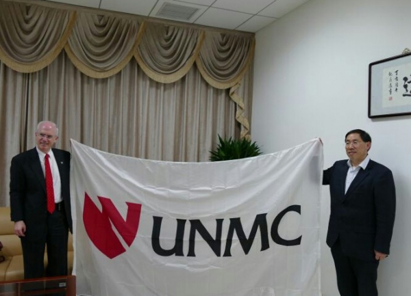 高尔德校长向我校赠送UNMC校旗