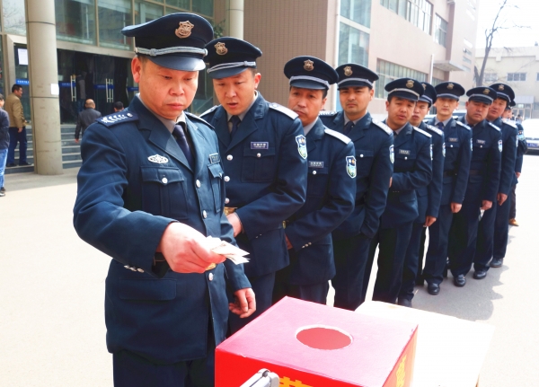 保安大哥集体捐款