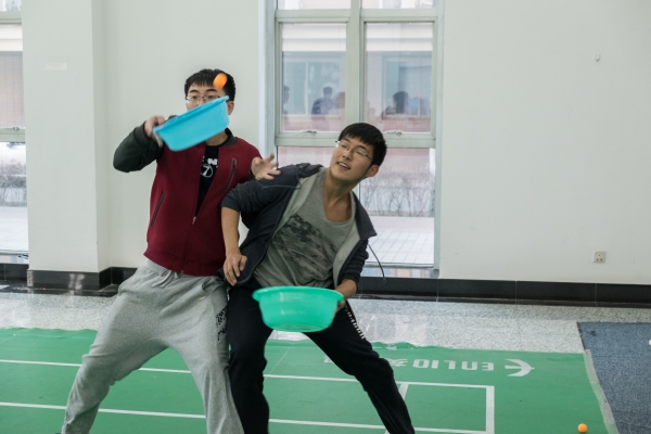 两组成员互抢乒乓球