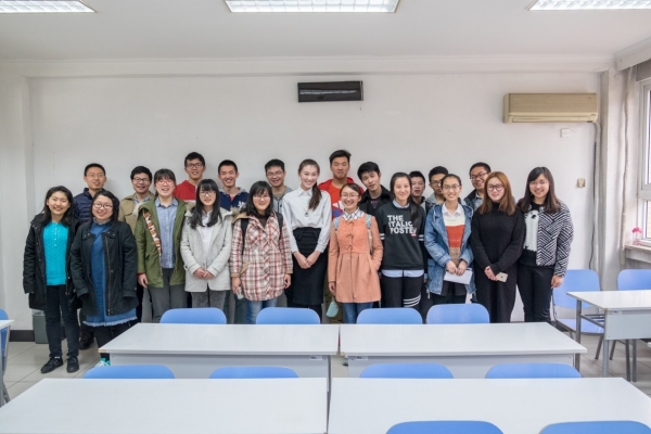 岳老师与同学们合影